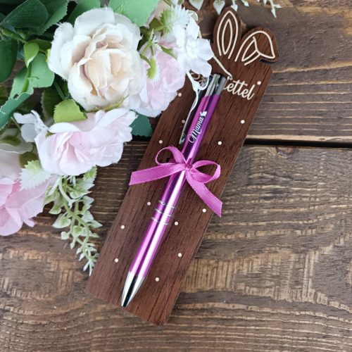 Neves toll nyuszikával fa alapon