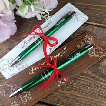 Egyedi, feliratos toll fa alapon